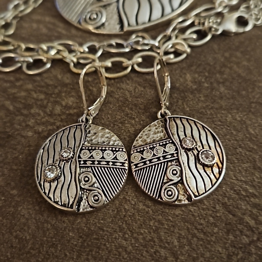 PREMIER DESIGNS New Seasons Reversible Abstract Circle Pendant Jewelry Set - Picture 3 of 9
